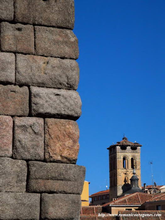 ACUEDUCTO Y TORRE AL FONDO